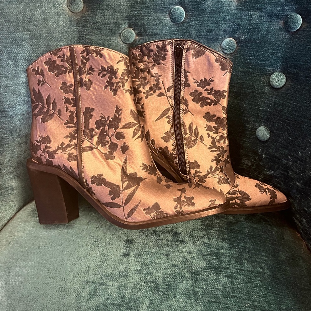 Free People Barclay Brocade women Ankle Boot size 38 US 7.5